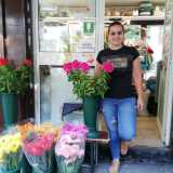 Nell�atrio che precede l�ingresso ci accoglie la 40enne Rosa Colucci, circondata da gerbere, curcuma, girasoli, lisianthus e celosie. �Nel 1978 furono mio nonno Francesco e mia zia Carmela a dare il via all�attivit�, cominciando a vendere fiori in via Sparano�, ci dice